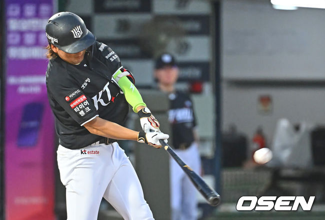 [OSEN=부산, 이석우 기자] 24일 부산 사직야구장에서 2026 신한 SOL KBO 리그 롯데 자이언츠와 KT 위즈의 경기가 열렸다. 홈팀 롯데는 나균안이, 방문팀 KT는 로건이 선발 출전했다.KT 위즈 김상수가 4회초 1사 좌월 역전 솔로 홈런을 치고 있다. 2026.07.24 / foto0307@osen.co.kr