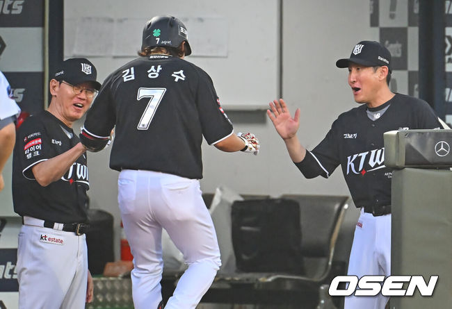 [OSEN=부산, 이석우 기자] 24일 부산 사직야구장에서 2026 신한 SOL KBO 리그 롯데 자이언츠와 KT 위즈의 경기가 열렸다. 홈팀 롯데는 나균안이, 방문팀 KT는 로건이 선발 출전했다.KT 위즈 김상수가 4회초 1사 좌월 역전 솔로 홈런을 치고 이강철 감독의 축하를 받고 있다. 2026.07.24 / foto0307@osen.co.kr