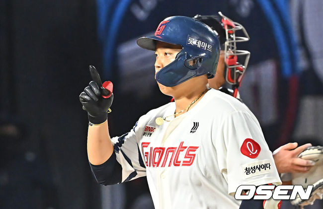 [OSEN=부산, 이석우 기자] 24일 부산 사직야구장에서 2026 신한 SOL KBO 리그 롯데 자이언츠와 KT 위즈의 경기가 열렸다. 홈팀 롯데는 나균안이, 방문팀 KT는 로건이 선발 출전했다.롯데 자이언츠 한동희가 7회말 2사 3루 좌월 2점 홈런을 치고 세리머니를 하고 있다. 2026.07.24 / foto0307@osen.co.kr