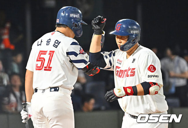 [OSEN=부산, 이석우 기자] 24일 부산 사직야구장에서 2026 신한 SOL KBO 리그 롯데 자이언츠와 KT 위즈의 경기가 열렸다. 홈팀 롯데는 나균안이, 방문팀 KT는 로건이 선발 출전했다.롯데 자이언츠 한동희가 7회말 2사 3루 좌월 2점 홈런을 치고 하이파이브를 하고 있다. 2026.07.24 / foto0307@osen.co.kr
