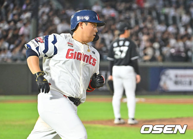 [OSEN=부산, 이석우 기자] 24일 부산 사직야구장에서 2026 신한 SOL KBO 리그 롯데 자이언츠와 KT 위즈의 경기가 열렸다. 홈팀 롯데는 나균안이, 방문팀 KT는 로건이 선발 출전했다.롯데 자이언츠 한동희가 7회말 2사 3루 좌월 2점 홈런을 치고 그라운드를 돌고 있다. 2026.07.24 / foto0307@osen.co.kr