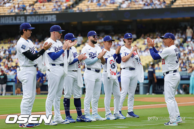 [사진] LA 다저스 데이브 로버츠 감독이 올스타 선수들에게 박수를 치고 있다. ⓒGettyimages(무단전재 및 재배포 금지)