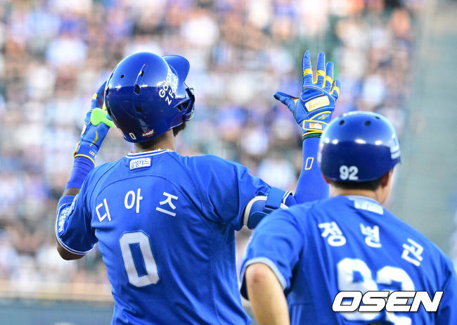 [OSEN=지형준 기자] 24일 서울 잠실야구장에서 2026 신한 SOL KBO리그 두산 베어스와 삼성 라이온즈의 경기가 열렸다.이날 두산은 최민석, 삼성은 크리스 페덱을 선발로 내세웠다.3회초 1사 1,3루에서 삼성 디아즈가 1타점 적시타를 날리며 기뻐하고 있다. 2026.07.24 / jpnews@osen.co.kr