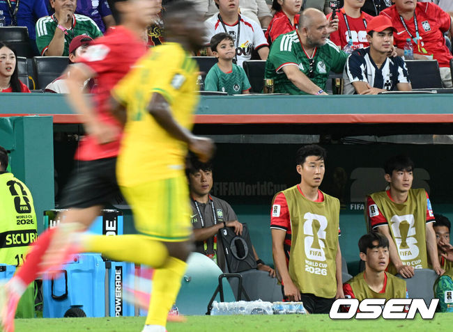 [OSEN=몬테레이(멕시코), 이대선 기자] 홍명보 감독이 이끄는 대한민국 축구대표팀은 25일(이하 한국시간) 오전 10시 멕시코 몬테레이 스타디움에서 개최된 2026 국제축구연맹(FIFA) 북중미 월드컵 조별리그 A조 최종전에서 남아프리카공화국에게 0-1 충격패를 당했다.1승2패가 된 한국은 A조 3위로 밀리며 32강 자력진출에 실패했다. 한국은 나머지 조들의 상황을 따져보고 32강에 진출할 가능성은 남아있다.전반 대한민국 손흥민이 그라운드를 바라보고 있다. 2026.06.25 /sunday@osen.co.kr