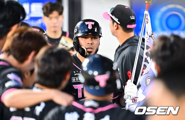 [OSEN=광주, 박준형 기자] 23일 오후 광주시 북구 광주기아챔피언스필드에서 2026 신한 SOL KBO리그 KIA 타이거즈와 한화 이글스의 경기가 진행됐다.이날 KIA는 시라카와를, 한화는 왕옌청을 선발투수로 내세웠다.4회말 무사 1루 KIA 카스트로가 2점 홈런을 날리고 동료들의 축하를 받고 있다. 2026.07.23 / soul1014@osen.co.kr