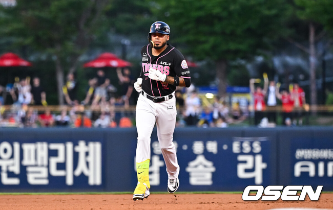 [OSEN=광주, 박준형 기자] 23일 오후 광주시 북구 광주기아챔피언스필드에서 2026 신한 SOL KBO리그 KIA 타이거즈와 한화 이글스의 경기가 진행됐다.이날 KIA는 시라카와를, 한화는 왕옌청을 선발투수로 내세웠다.4회말 무사 1루 KIA 카스트로가 2점 홈런을 날리고 베이스를 돌고 있다. 2026.07.23 / soul1014@osen.co.kr