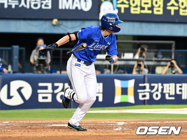 [OSEN=지형준 기자] 24일 서울 잠실야구장에서 2026 신한 SOL KBO리그 두산 베어스와 삼성 라이온즈의 경기가 열렸다. 이날 두산은 최민석, 삼성은 크리스 페덱을 선발로 내세웠다. 3회초 2사 만루에서 삼성 구자욱이 2타점 적시타를 날리고 있다. 2026.07.24 / jpnews@osen.co.kr