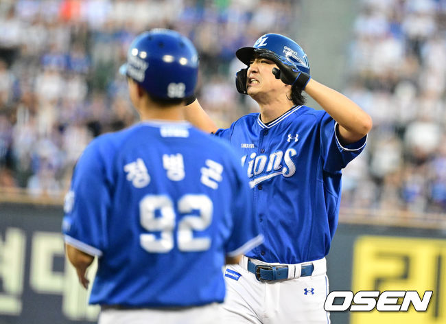 [OSEN=지형준 기자] 24일 서울 잠실야구장에서 2026 신한 SOL KBO리그 두산 베어스와 삼성 라이온즈의 경기가 열렸다. 이날 두산은 최민석, 삼성은 크리스 페덱을 선발로 내세웠다. 3회초 2사 만루에서 삼성 구자욱이 2타점 적시타를 날리며 기뻐하고 있다. 2026.07.24 / jpnews@osen.co.kr