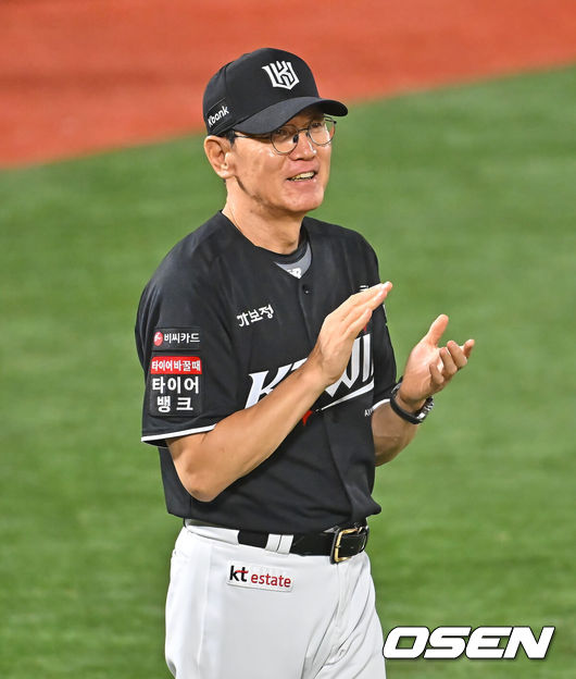 [OSEN=부산, 이석우 기자] 24일 부산 사직야구장에서 2026 신한 SOL KBO 리그 롯데 자이언츠와 KT 위즈의 경기가 열렸다. 홈팀 롯데는 나균안이, 방문팀 KT는 로건이 선발 출전했다.KT 위즈 이강철 감독이 롯데 자이언츠에 5-4로 승리한 후 미소짓고 있다. 2026.07.24 / foto0307@osen.co.kr