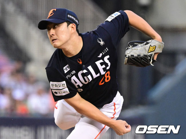[OSEN=잠실, 조은정 기자] 4일 서울 잠실야구장에서 2026 신한 SOL KBO리그 LG 트윈스와 한화 이글스의 경기가 열렸다.이날 LG는 장현식, 한화는 에르난데스를 선발투수로 내세웠다.5회말 한화 장유호가 역투하고 있다. 2026.07.04 /cej@osen.co.kr