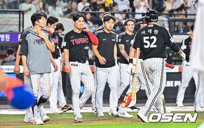 [OSEN=대전, 박준형 기자] 프로야구 한화 이글스가 3연승을 달렸다. 반면LG 트윈스는 8연패에 빠졌다.한화는24일 대전 한화생명볼파크에서 열린 2026 KBO리그 LG와 경기에서 8-4로 승리했다.경기종료 후 8연패 빠진 LG 트윈스 선수들이 아쉬워하고 있다. 2026.07.24 / soul1014@osen.co.kr