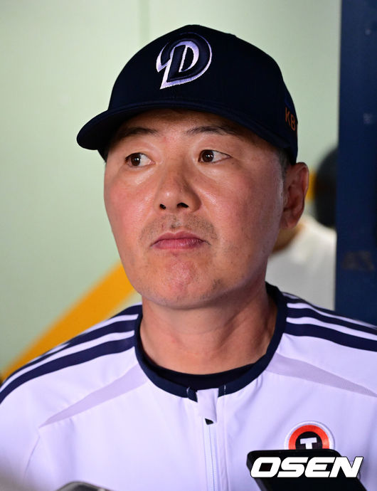 [OSEN=지형준 기자] ] 25일 서울 잠실야구장에서 2026 신한 SOL KBO리그 두산 베어스와 삼성 라이온즈의 경기가 열렸다.이날 두산은 잭 로그, 삼성은 원태인을 선발로 내세웠다.경기에 앞서 두산 김원형이 취재진과 이야기를 나누고 있다. 2026.07.25 / jpnews@osen.co.kr