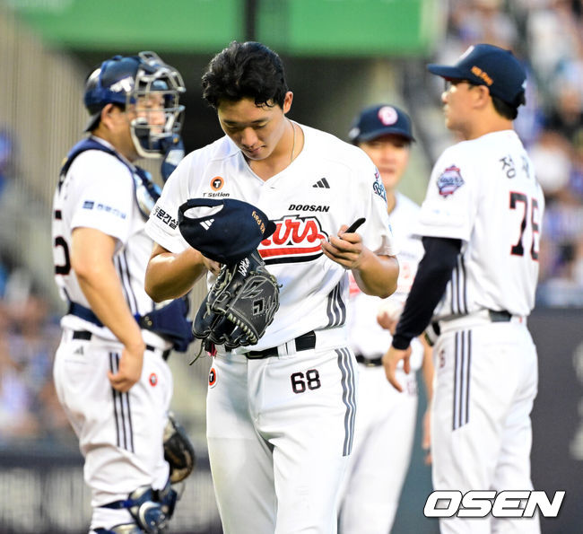 [OSEN=지형준 기자] 24일 서울 잠실야구장에서 2026 신한 SOL KBO리그 두산 베어스와 삼성 라이온즈의 경기가 열렸다.이날 두산은 최민석, 삼성은 크리스 페덱을 선발로 내세웠다.3회초 2사 만루에서 두산 최민석이 강판되고 있다. 2026.07.24 / jpnews@osen.co.kr