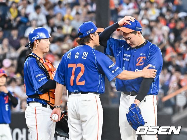 [OSEN=대전, 박준형 기자] 24일 대전한화생명볼파크에서 2026 신한은행 SOL KBO리그 한화 이글스와 LG 트윈스의 경기가 진행됐다.이날 경기에 한화는 박준영을, LG는 임찬규를 선발투수로 내세웠다.5회초 1사 1,3루 한화 박승민 투수 코치가 선발투수 박준영을 교체시키고 있다    2026.07.24 / soul1014@osen.co.kr