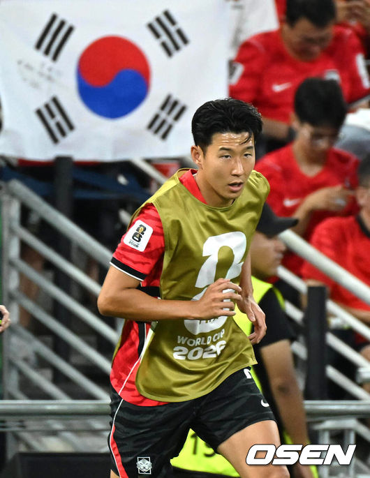 [OSEN=몬테레이(멕시코), 이대선 기자] 홍명보 감독이 이끄는 대한민국 축구대표팀은 25일(이하 한국시간) 오전 10시 멕시코 몬테레이 스타디움에서 개최된 2026 국제축구연맹(FIFA) 북중미 월드컵 조별리그 A조 최종전에서 남아프리카공화국에게 0-1 충격패를 당했다.1승2패가 된 한국은 A조 3위로 밀리며 32강 자력진출에 실패했다. 한국은 나머지 조들의 상황을 따져보고 32강에 진출할 가능성은 남아있다.전반 종료 후 대한민국 손흥민이 몸을 풀고 있다. 2026.06.25 /sunday@osen.co.kr