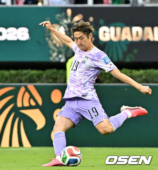 [OSEN=과달라하라(멕시코), 이대선 기자] 홍명보 감독이 이끄는 대한민국 축구대표팀은 19일 오전 10시(이하 한국시간) 멕시코 과달라하라의 에스타디오 과달라하라에서 열린 2026 국제축구연맹(FIFA) 북중미 월드컵 조별리그 A조 2차전에서 멕시코에 0-1로 패했다.이로써 한국은 1승 1패, 승점 3으로 멕시코(승점 6)에 이어 조 2위가 됐다. 체코와 남아프리카공화국이 나란히 승점 1에 머물러 있는 만큼 한국은 남아공과 최종전에서 무승부만 거둬도 조 2위를 확보할 수 있다.후반 대한민국 이강인이 패스를 하고 있다. 2026.06.19 /sunday@osen.co.kr