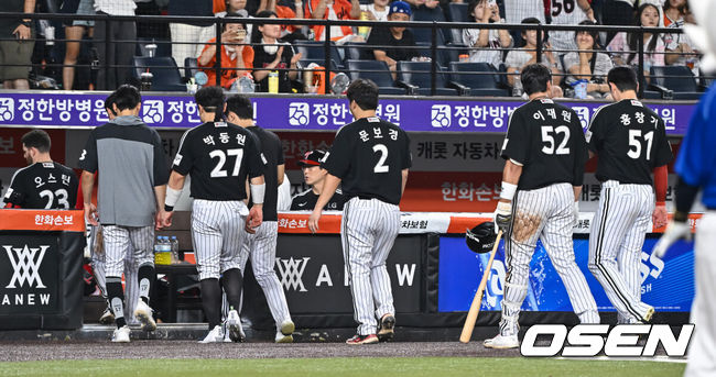 [OSEN=대전, 박준형 기자] 프로야구 한화 이글스가 3연승을 달렸다. 반면LG 트윈스는 8연패에 빠졌다.한화는24일 대전 한화생명볼파크에서 열린 2026 KBO리그 LG와 경기에서 8-4로 승리했다.경기종료 후 8연패 빠진 LG 트윈스 선수들이 아쉬워하고 있다. 2026.07.24 / soul1014@osen.co.kr