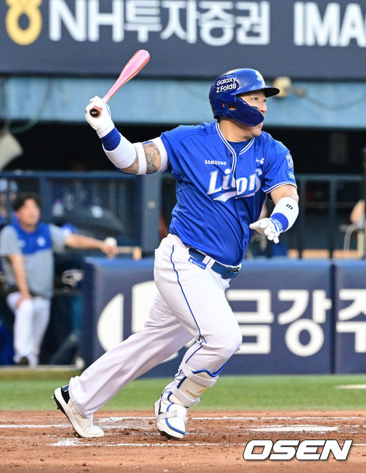 [OSEN=지형준 기자] 24일 서울 잠실야구장에서 2026 신한 SOL KBO리그 두산 베어스와 삼성 라이온즈의 경기가 열렸다.이날 두산은 최민석, 삼성은 크리스 페덱을 선발로 내세웠다.3회초 1사 만루에서 삼성 최형우가 2타점 적시타를 날리고 있다. 2026.07.24 / jpnews@osen.co.kr
