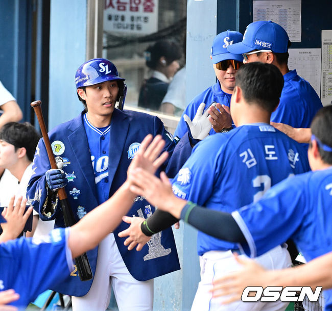 [OSEN=지형준 기자] 25일 서울 잠실야구장에서 2026 신한 SOL KBO리그 두산 베어스와 삼성 라이온즈의 경기가 열렸다.이날 두산은 잭 로그, 삼성은 원태인을 선발로 내세웠다.2회말 2사 3루에서 삼성 이재현이 좌월 투런포를 날리며 기뻐하고 있다. 2026.07.25 / jpnews@osen.co.kr