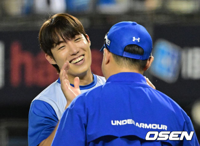 [OSEN=지형준 기자] 패배를 잊은 삼성 라이온즈가 3연승의 휘파람을 불었다.삼성은 25일 잠실구장에서 열린 프로야구 두산 베어스와의 원정 경기에서 4-1 역전승을 장식했다. 지난 23일 고척 키움 히어로즈전 이후 3연승 질주. 반면 두산은 삼성에 이틀 연속 덜미를 잡혔다.경기를 마치고 삼성 원태인이 박진만 감독과 승리를 기뻐하고 있다. 2026.07.25 / jpnews@osen.co.kr