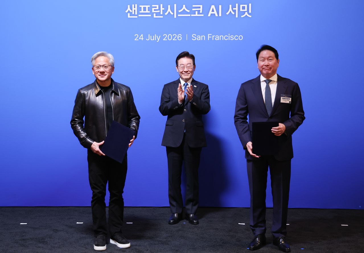 (샌프란시스코(미국)=뉴스1) 허경 기자 = 최태원 SK그룹 회장과 젠슨 황 엔비디아 최고경영자가 24일(현지시간) 이재명 대통령이 임석한 가운데 미국 샌프란시스코 더 미드웨이에서 열린 AI 서밋에 앞서 SK하이닉스·SKT와 엔비디아의 전략적 AI 팩토리 및 반도체 협력 MOU를 체결한 뒤 기념촬영을 하고 있다. 2026.7.25/뉴스1