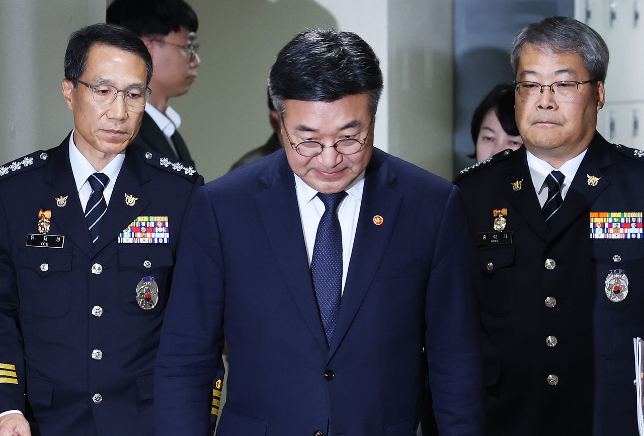 윤호중 행정안전부 장관(가운데)과 유재성 경찰청장 직무대행(왼쪽), 홍석기 국가수사본부장이 지난 16일 서울 종로구 정부서울청사 브리핑실에서 경찰 수사 내부 비리 근절 및 민주적 통제 강화 방안을 발표하기 위해 입장하고 있다. 뉴스1