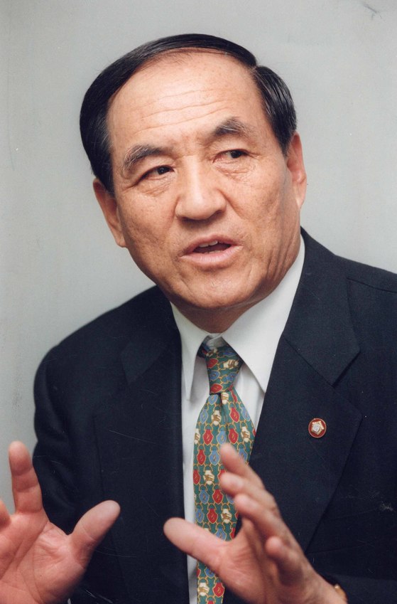 김대중 정부에서 초대 국방부 장관과 국가정보원장을 역임한 천용택 전 국회의원이 24일 별세했다. 중앙포토