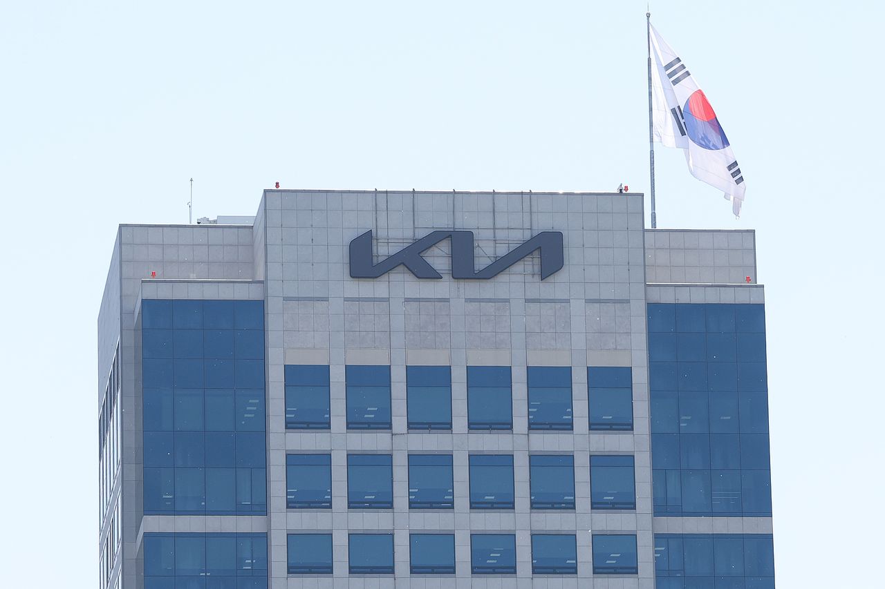 기아가 24일 창사 이래 최대 분기 매출을 기록했다고 밝혔다. 기아는 올해 2분기 매출 33조370억원을 기록했다. 연합뉴스