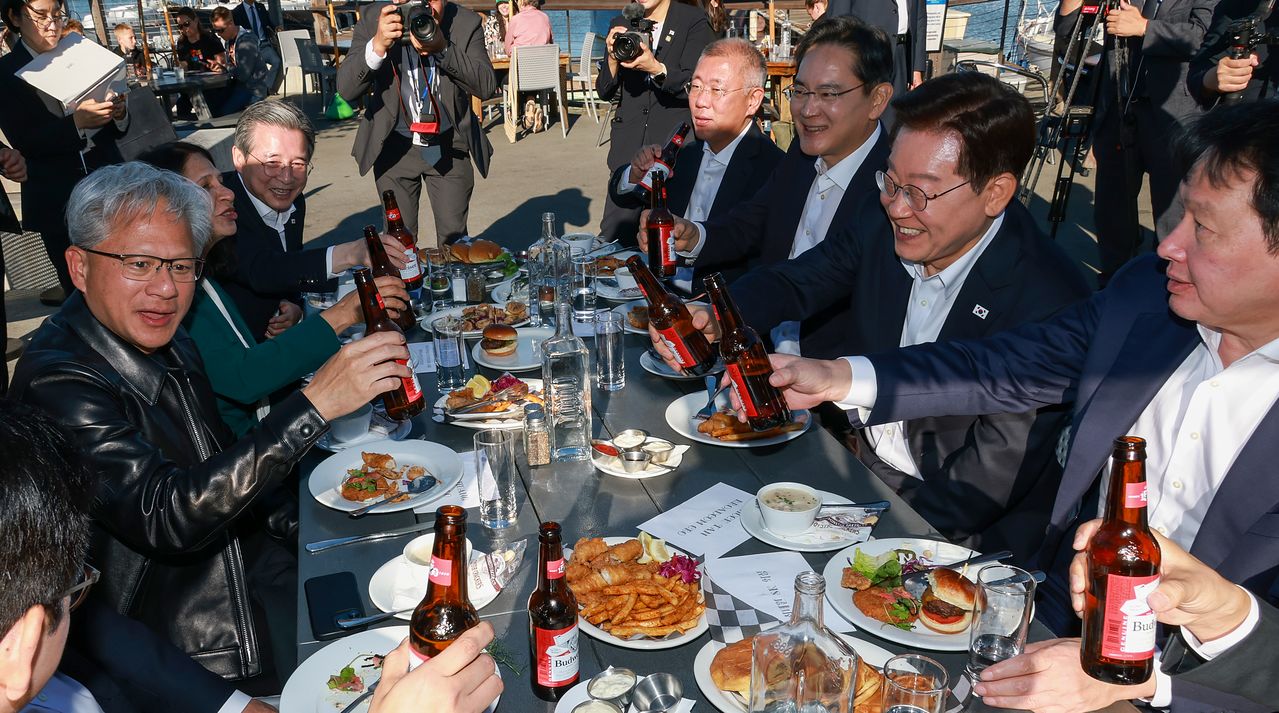 이재명 대통령이 24일(현지시간) 미국 샌프란시스코 더 램프 레스토랑에서 열린 글로벌 AI 리더 만찬에서 참석자들과 건배하고 있다.   오른쪽부터 최태원 SK 회장, 이재명 대통령, 이재용 삼성전자 회장, 정의선 현대차그룹 회장, 김용범 정책실장, 라니 보르카르 마이크로소프트 애저 하드웨어 사장, 젠슨 황 엔비디아 최고경영자. 연합뉴스