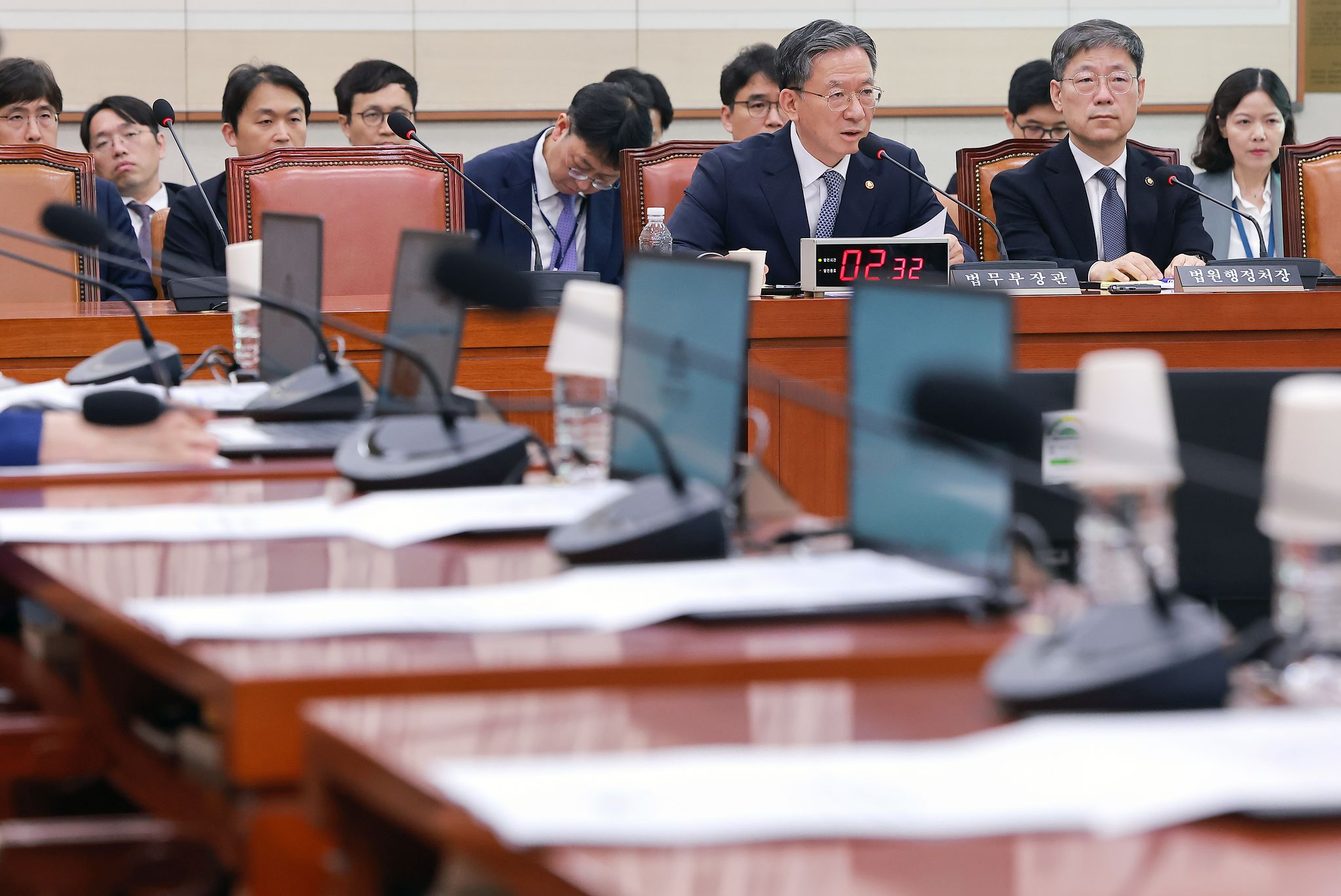 정성호 법무부 장관과 노경필 법원행정처장(왼쪽부터)이 지난 15일 국회에서 열린 법제사법위원회 전체회의에 출석한 가운데 정 장관이 검찰 보완수사권 폐지 논의와 관련해 "억울한 1%의 피해자가 없도록 하는 게 중요하다"고 말하고 있다. 이날 법사위는 국민의힘 의원들이 불참한 가운데 종합특검 수사 기간을 30일 추가로 연장하는 법안을 더불어민주당 주도로 통과시켰다. 연합뉴스