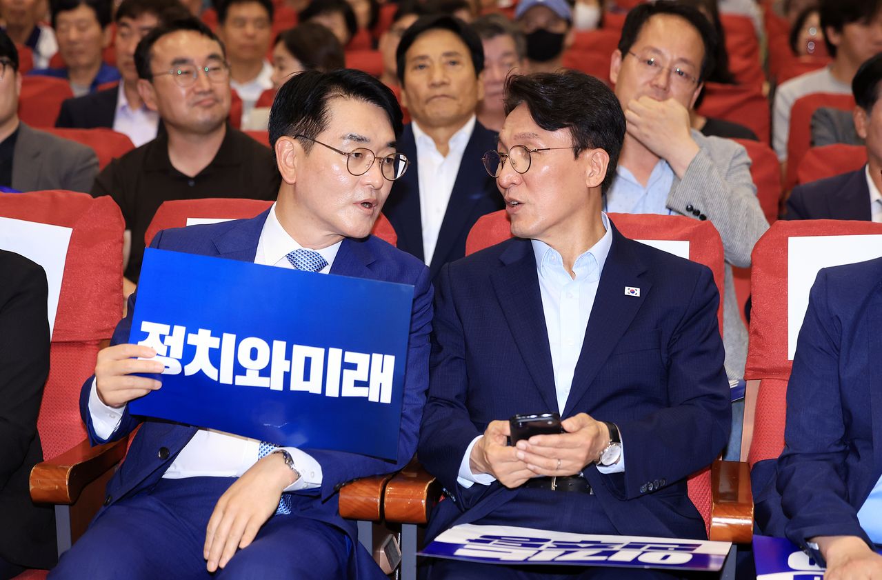 김민석 더불어민주당 당대표 후보와 박용진 대통령 직속 규제합리화위원회 부위원장이 25일 서울 여의도 국회의원회관 대회의실에서 열린 '정치와미래 총회 및 초청강연'에서 대화를 나누고 있다. [뉴스1]