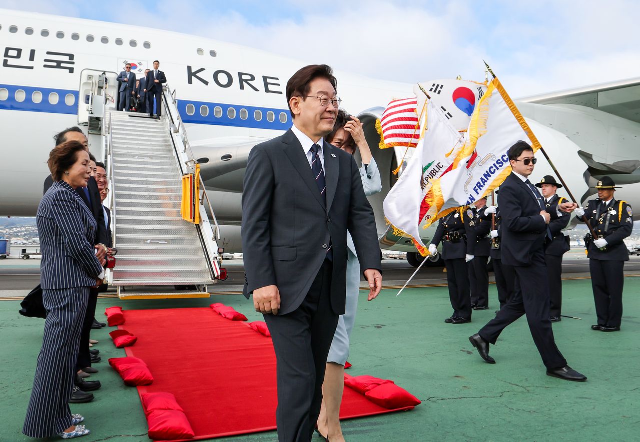 미국 샌프란시스코를 방문한 이재명 대통령과 김혜경 여사가 24일(현지시간) 샌프란시스코 국제공항에 도착한 공군 1호기에서 내려 의전차량으로 이동하고 있다. 연합뉴스