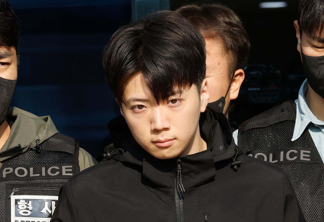 광주 도심에서 일면식도 없는 여고생을 살해한 장윤기(23)가 지난 5월 14일 광주 서부경찰서에서 검찰로 송치되고 있다. 장윤기는 5월 5일 0시 11분쯤 광주특별시 광산구 월계동 한 대학교 인근 보행로에서 이채원(17)양을 흉기로 찔러 살해하고, 이양을 도우려던 A군(17)에게도 흉기를 휘둘러 상해를 입힌 혐의로 기소됐다. 뉴스1