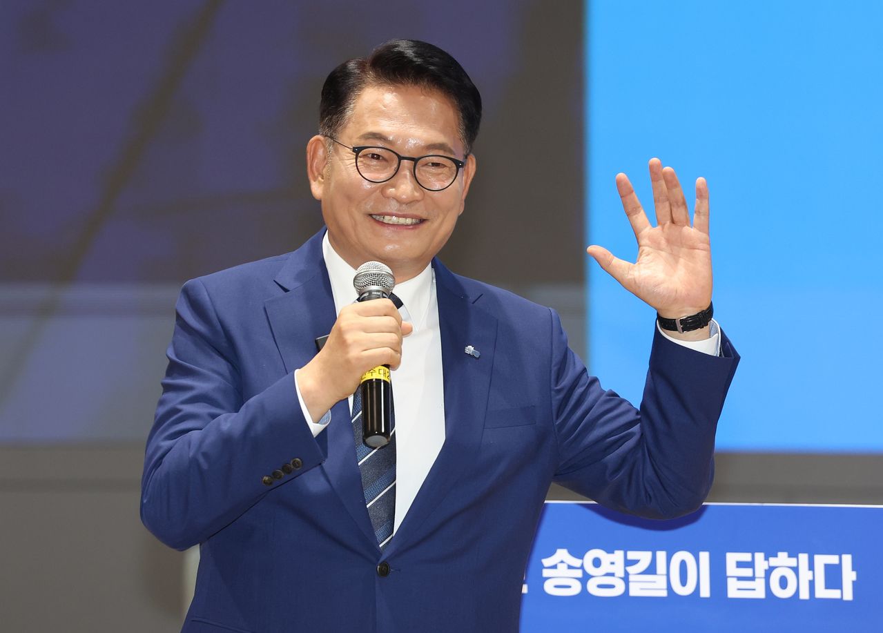송영길 민주당 대표 후보가 24일 전북 전주시 전주대학교 JJ아트홀에서 특강을 하고 있다. 송 후보는 이날도 정 후보를 비판했다. 뉴스1