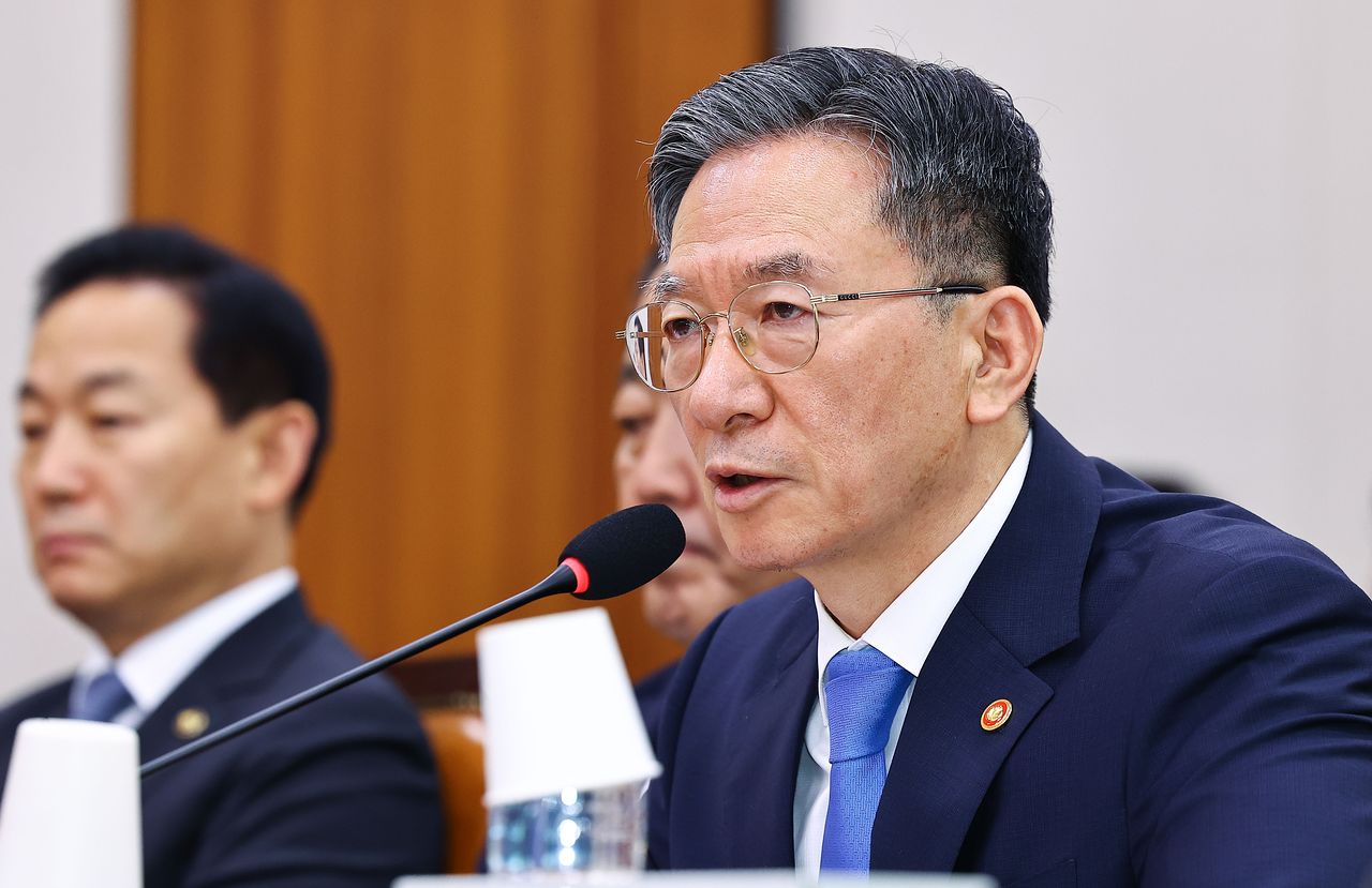 정성호 법무부 장관이 지난 8일 서울 여의도 국회에서 열린 법제사법위원회 전체회의에서 의원들의 질의에 답변하고 있다. 김종호 기자