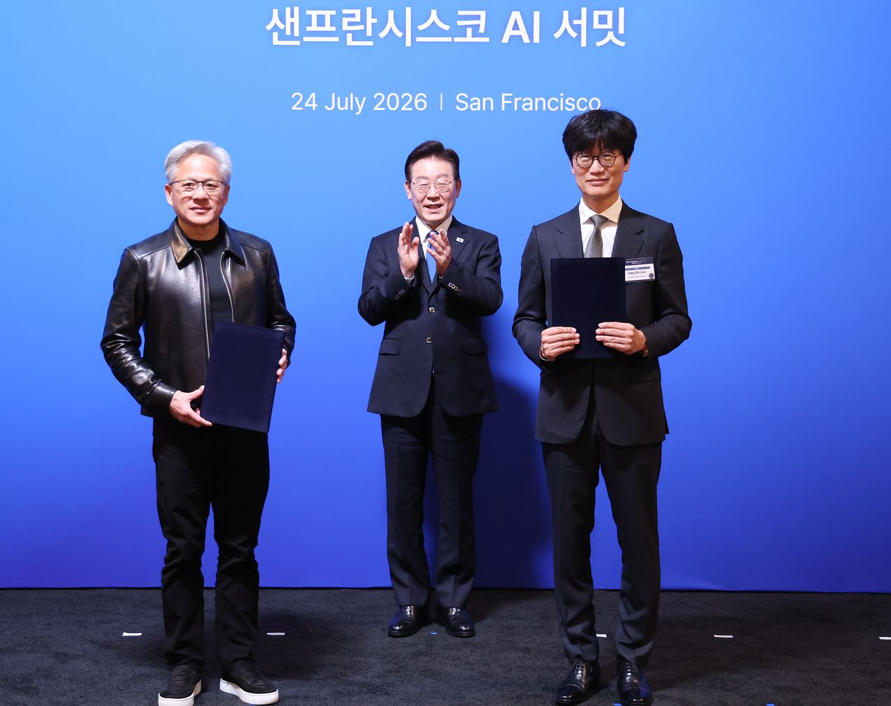 이해진 네이버 이사회 의장과 젠슨 황 엔비디아 최고경영자가 24일(현지시간) 이재명 대통령이 임석한 가운데 미국 샌프란시스코 더 미드웨이에서 열린 AI 서밋에 앞서 글로벌 AI 팩토리 구축을 위해 지분 투자 유치에 관한 전략적 투자협약을 체결한 뒤 기념촬영을 하고 있다. 뉴스1