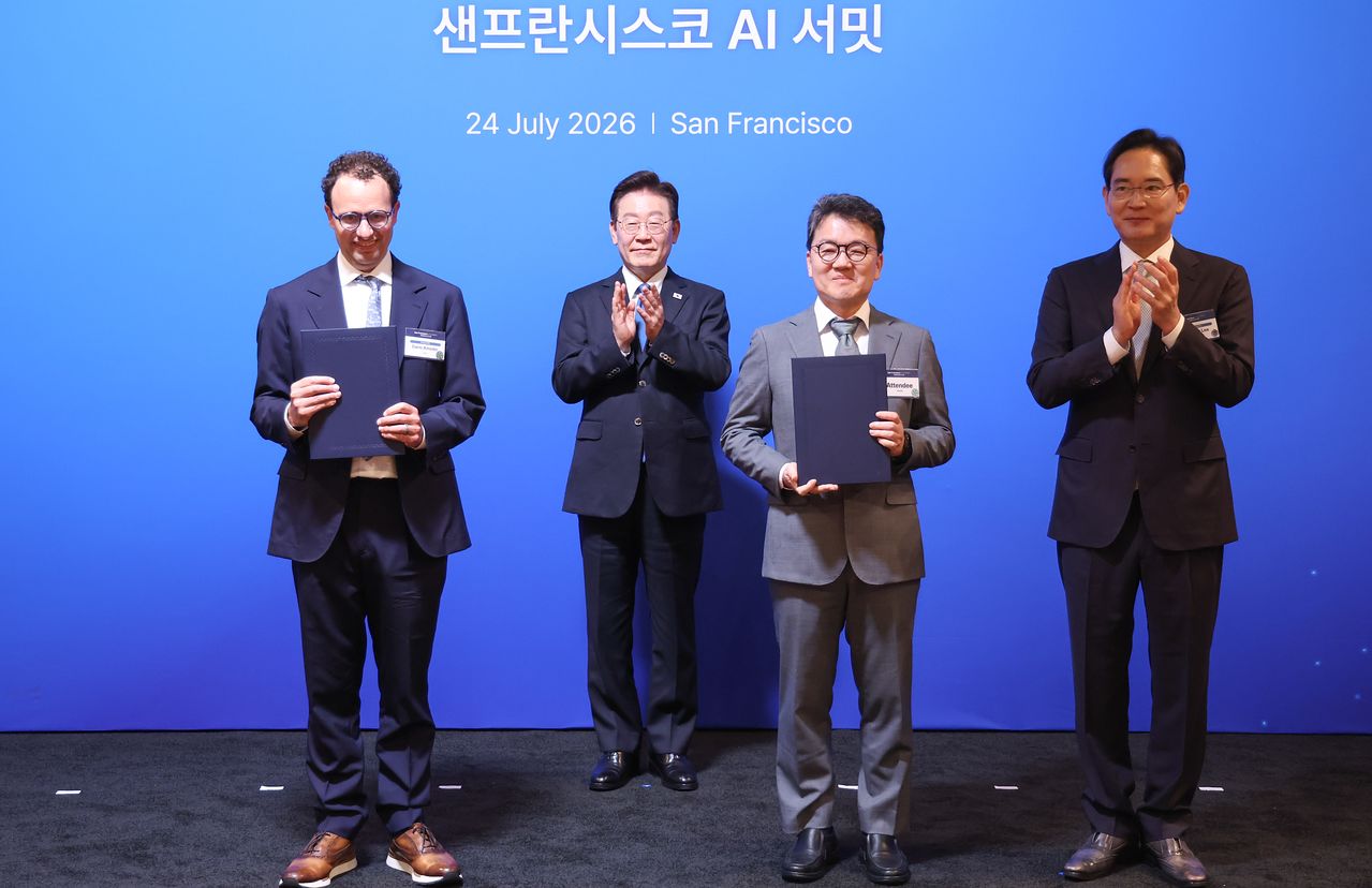 24일(현지시간) 미국 샌프란시스코에서 열린 'AI 서밋'에 앞서 삼성SDS와 앤트로픽의 전략적 파트너십 협약(SPA) 체결식을 마친 뒤 기념촬영을 하고 있다. 왼쪽부터 다리오 아모데이 앤트로픽 최고경영자(CEO), 이재명 대통령, 이준희 삼성SDS 사장, 이재용 삼성전자 회장. 뉴스1