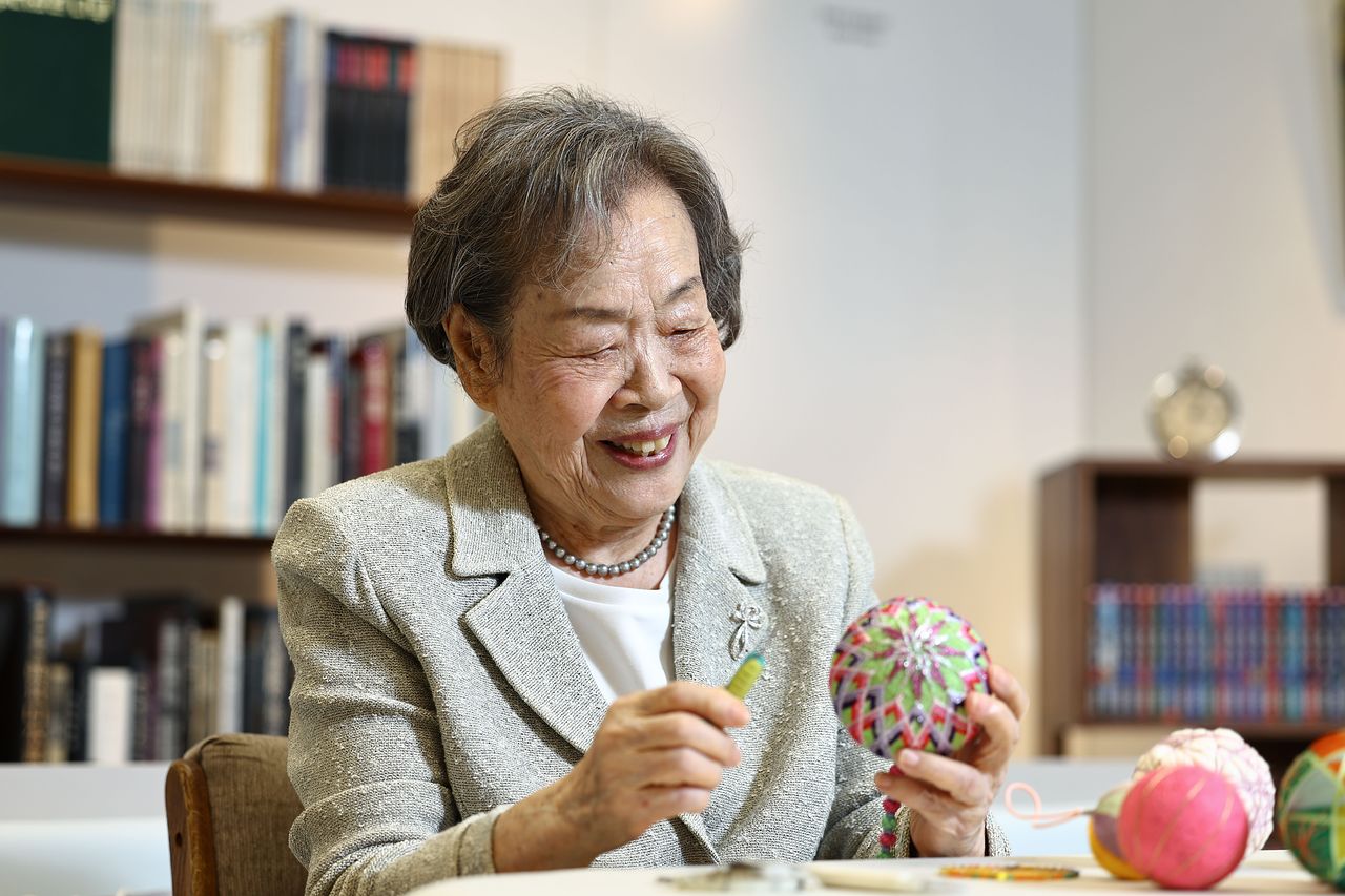 박재숙 손공 수예가가 지난 5월 서울 용산구의 한 갤러리에서 열린 손공자수전에서 손공을 다듬고 있다. 김종호 기자