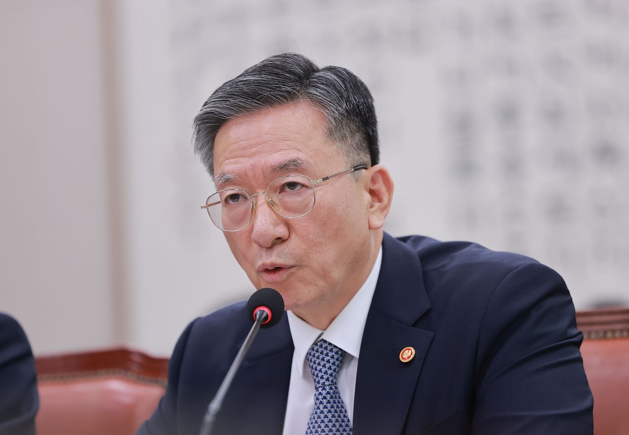 정성호 법무부 장관이 22일 국회에서 열린 법제사법위원회 전체회의에서 의원 질의에 답하고 있다. 연합뉴스