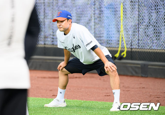 [OSEN=광주, 박준형 기자] 24일 대전한화생명볼파크에서 2026 신한은행 SOL KBO리그 한화 이글스와 LG 트윈스의 경기가 진행됐다.이날 경기에 한화 박준영을, LG는 임찬규를 선발투수로 내세웠다.경기 앞서 한화 이형범이 외야에서 몸을 풀고 있다.    2026.07.24 / soul1014@osen.co.kr