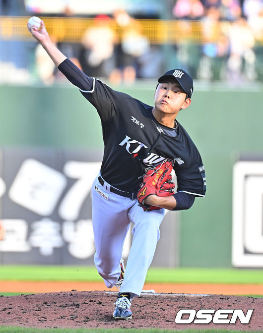 [OSEN=부산, 이석우 기자] 25일 부산 사직야구장에서 2026 신한 SOL KBO 리그 롯데 자이언츠와 KT 위즈의 경기가 열렸다. 홈팀 롯데는 김진욱이, 방문팀 KT는 소형준이 선발 출전했다.KT 위즈 선발 투수 소형준이 역투하고 있다. 2026.07.25 / foto0307@osen.co.kr