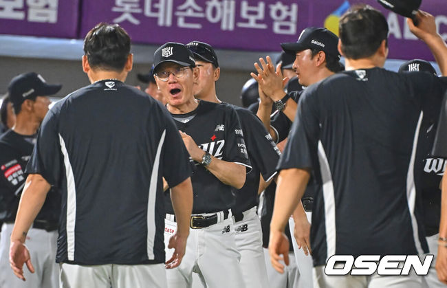 [OSEN=부산, 이석우 기자] 25일 부산 사직야구장에서 2026 신한 SOL KBO 리그 롯데 자이언츠와 KT 위즈의 경기가 열렸다. 홈팀 롯데는 김진욱이, 방문팀 KT는 소형준이 선발 출전했다.KT 위즈 이강철 감독이 롯데 자이언츠에 6-1로 승리한 후 기쁨을 나누고 있다. 2026.07.25 / foto0307@osen.co.kr