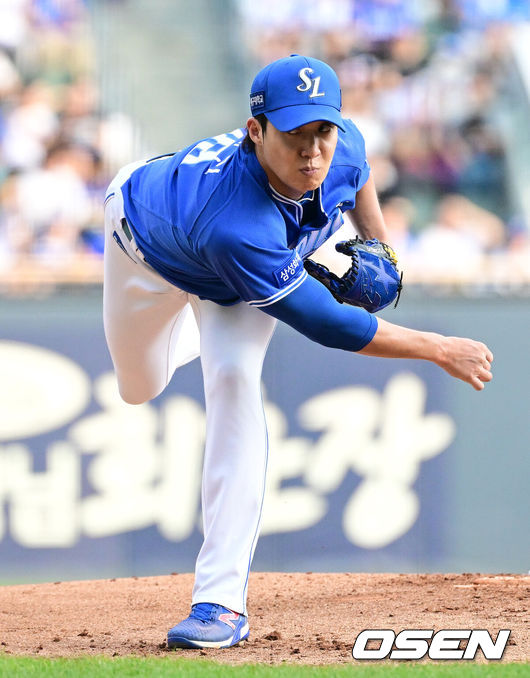 [OSEN=지형준 기자] 25일 서울 잠실야구장에서 2026 신한 SOL KBO리그 두산 베어스와 삼성 라이온즈의 경기가 열렸다.이날 두산은 잭 로그, 삼성은 원태인을 선발로 내세웠다.1회말 삼성 원태인이 역투하고 있다. 2026.07.25 / jpnews@osen.co.kr