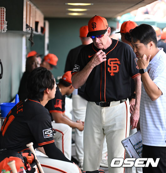 [OSEN=스코츠데일(미국 애리조나주), 이대선 기자] 1회말 타격을 마친 샌프란시스코 자이언츠 이정후가 맷 윌리엄스 코치와 이야기를 나누고 있다. 2024.02.28 /sunday@osen.co.kr