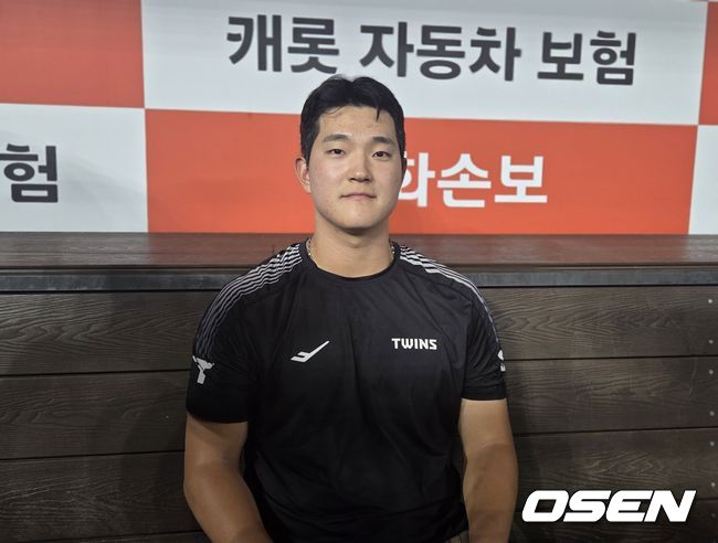 [OSEN=대전, 한용섭 기자] 프로야구 LG 트윈스 문정빈은 25일 대전 한화생명볼파크에서 열린 한화 이글스와 경기에서 투런 홈런 포함 4타수 3안타 2볼넷 4타점으로 활약하며 팀의 8연승 탈출에 앞장섰다. 경기 후 취재진과 인터뷰를 하고 있는 문정빈. /orange@osen.co.kr