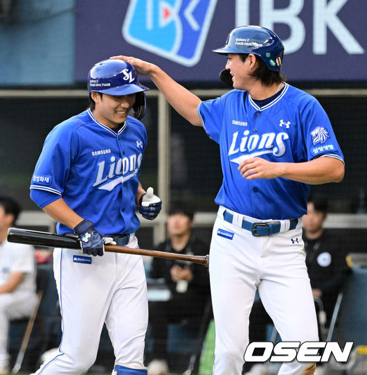 [OSEN=지형준 기자] 25일 서울 잠실야구장에서 2026 신한 SOL KBO리그 두산 베어스와 삼성 라이온즈의 경기가 열렸다.이날 두산은 잭 로그, 삼성은 원태인을 선발로 내세웠다.2회말 2사 3루에서 삼성 이재현이 좌월 투런포를 날리며 구자욱과 기뻐하고 있다. 2026.07.25 / jpnews@osen.co.kr