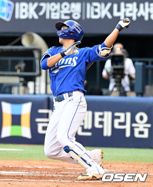 [OSEN=지형준 기자] 25일 서울 잠실야구장에서 2026 신한 SOL KBO리그 두산 베어스와 삼성 라이온즈의 경기가 열렸다.이날 두산은 잭 로그, 삼성은 원태인을 선발로 내세웠다.2회말 2사 3루에서 삼성 이재현이 좌월 투런포를 날리고 있다. 2026.07.25 / jpnews@osen.co.kr