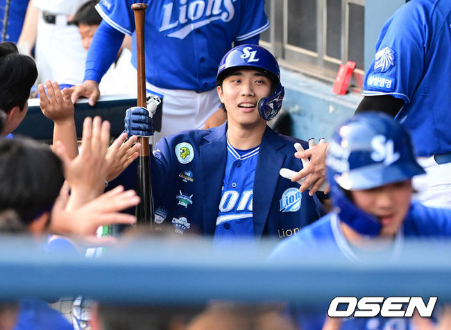 [OSEN=지형준 기자] 25일 서울 잠실야구장에서 2026 신한 SOL KBO리그 두산 베어스와 삼성 라이온즈의 경기가 열렸다.이날 두산은 잭 로그, 삼성은 원태인을 선발로 내세웠다.2회말 2사 3루에서 삼성 이재현이 좌월 투런포를 날리며 동료선수들과 기뻐하고 있다. 2026.07.25 / jpnews@osen.co.kr