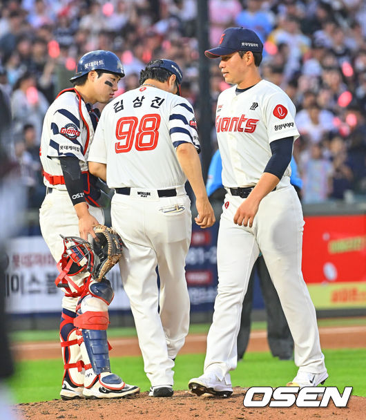 [OSEN=부산, 이석우 기자] 25일 부산 사직야구장에서 2026 신한 SOL KBO 리그 롯데 자이언츠와 KT 위즈의 경기가 열렸다. 홈팀 롯데는 김진욱이, 방문팀 KT는 소형준이 선발 출전했다.롯데 자이언츠 선발 투수 김진욱이 5회초 교체되고 있다. 2026.07.25 / foto0307@osen.co.kr