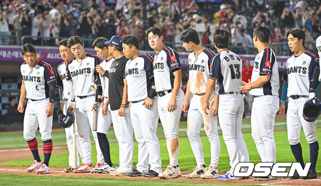 [OSEN=부산, 이석우 기자] 23일 부산 사직야구장에서 2026 신한 SOL KBO 리그 롯데 자이언츠와 SSG 랜더스의 경기가 열렸다. 홈팀 롯데는 로드리게스가, 방문팀 SSG는 김민준이 선발 출전했다.롯데 자이언츠 선수들이 SSG 랜더스에 2-5로 패한 후 팬들에게 인사를 하고 있다. 2026.07.23 / foto0307@osen.co.kr